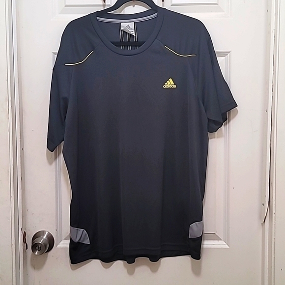 ADIDAS MEN'S 3 YELLOW STRAP LOGO ACTIVE WEAR DARK GRAY SHORT SLEEVE TOP SIZE XL - Picture 1 of 8